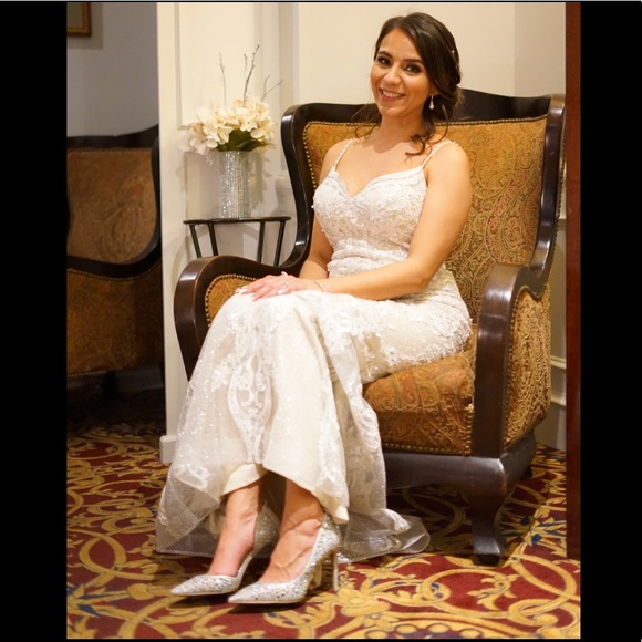 Beautiful dress - Picture 1 of 9